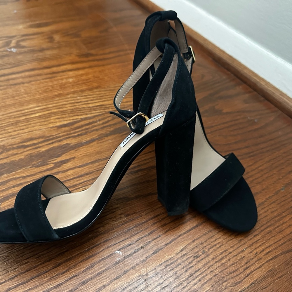 Steve Madden black suede pump, size 7